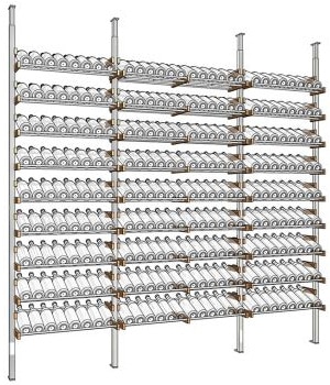 Cave à vin sur mesure, rangement bouteille Agencement moderne de cave à vin avec étagères et casiers en bois et métal pour un rangement optimal des bouteilles.