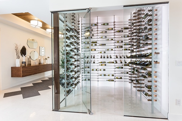 Agencement moderne de cave à vin avec étagères et casiers en bois et métal pour un rangement optimal des bouteilles.