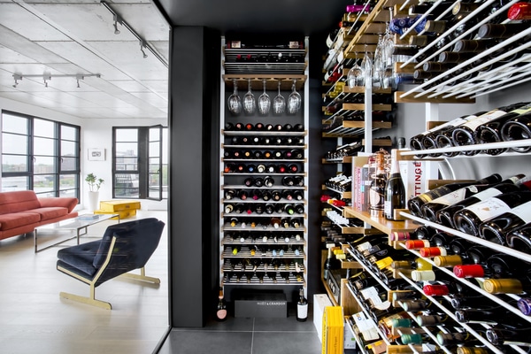 Aménagement cave à vin dans petit espace