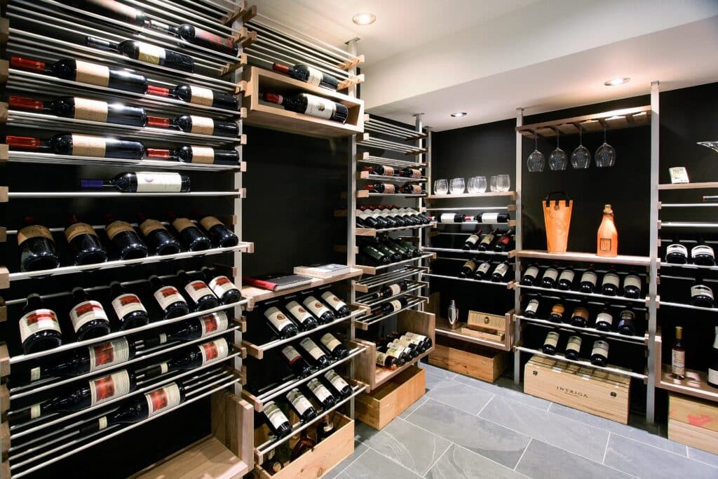 Mobilier cave à vin métallique dans un aménagement contemporain