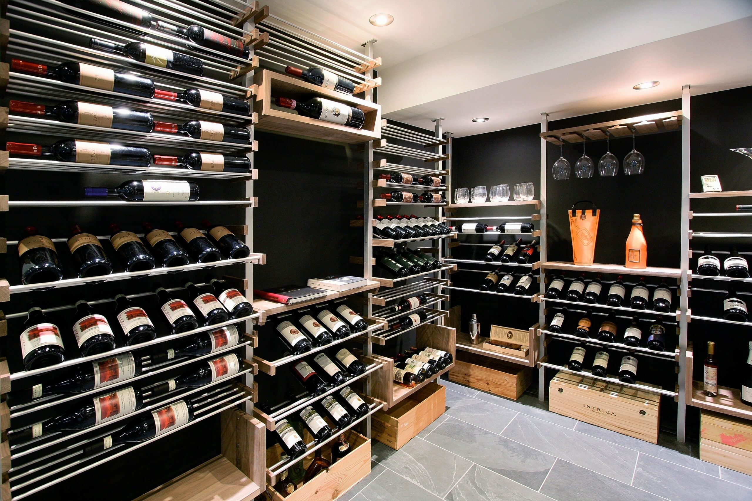 Mobilier cave à vin métallique dans un aménagement contemporain